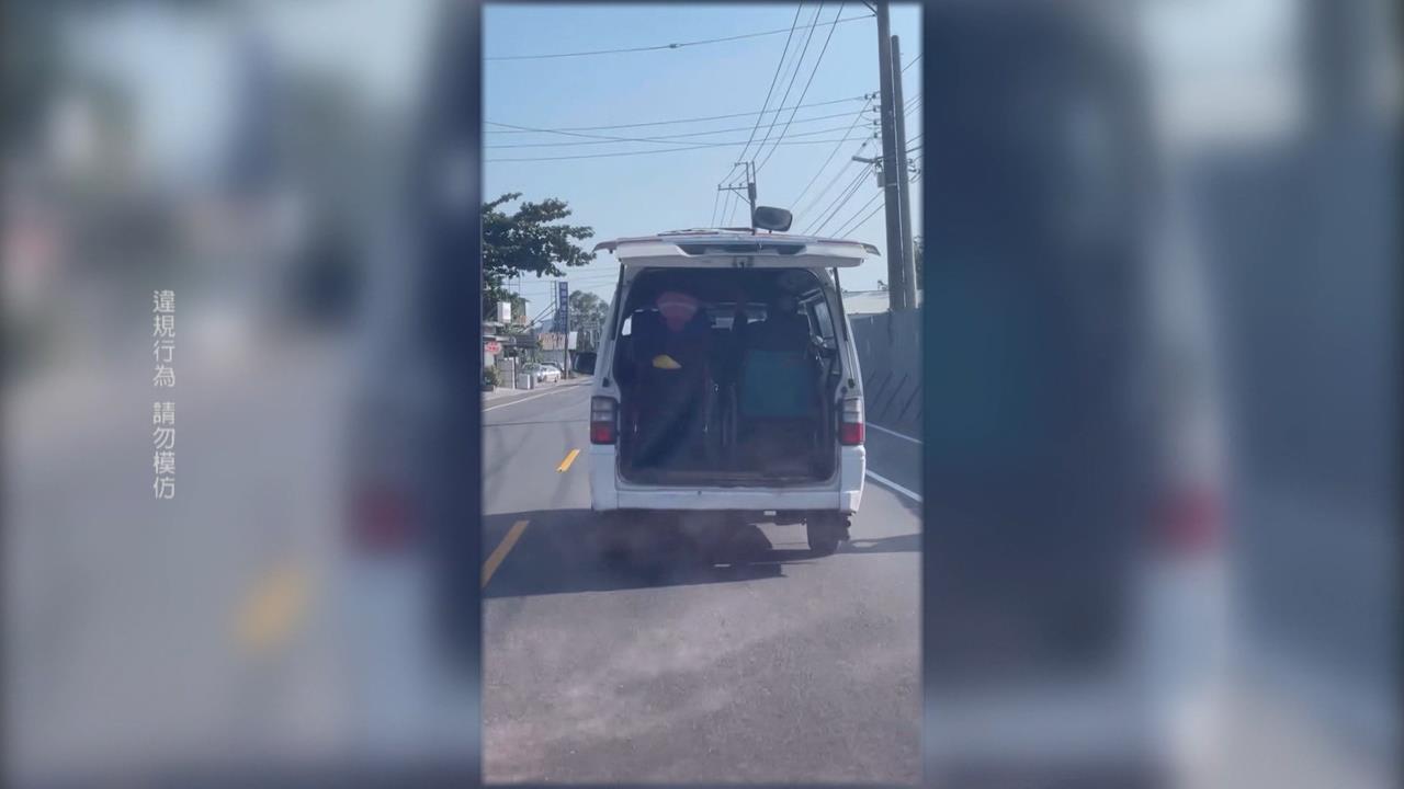 診所箱型車載2輪椅族"沒關後車門" 上路行駛險象環生