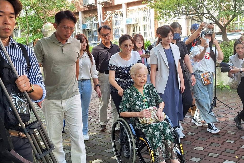 快新聞／柯媽何瑞英一早坐輪椅投票　黃國昌、高虹安陪同