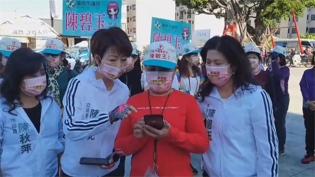 體貼老大人！　騎鐵馬宣傳4個不同意　陳亭妃推手機模擬公投投票