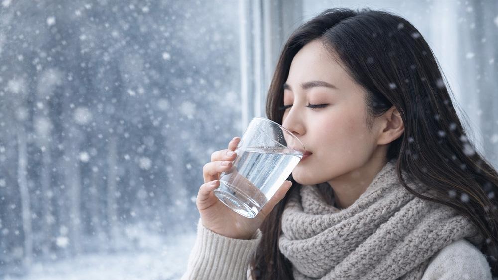 冬天不口渴卻更容易缺水：你可能每天都在經歷的「隱性缺水」