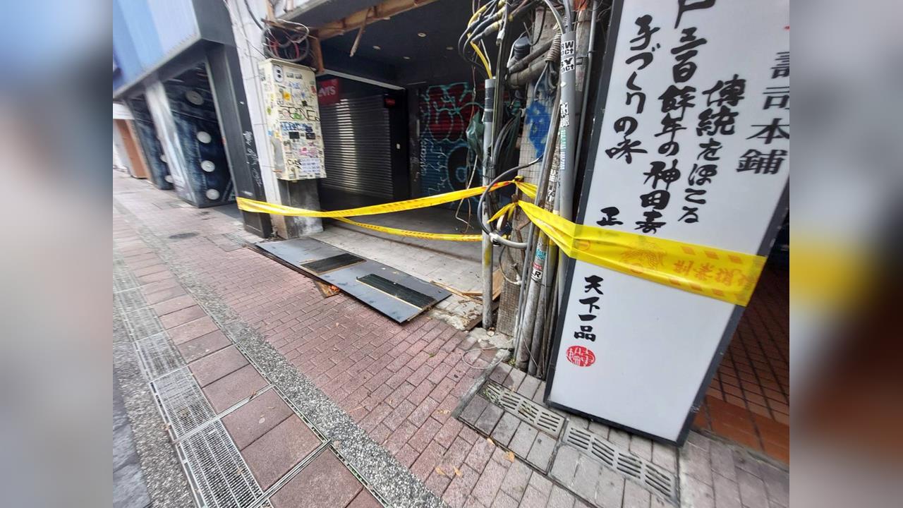快新聞／「差0.1秒被砸中」！西門町騎樓天花板掉落　民眾餘悸猶存