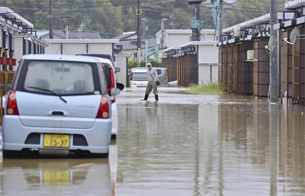 鋒面影響！日本多地暴雨　「這區域」超慘疑颳龍捲風