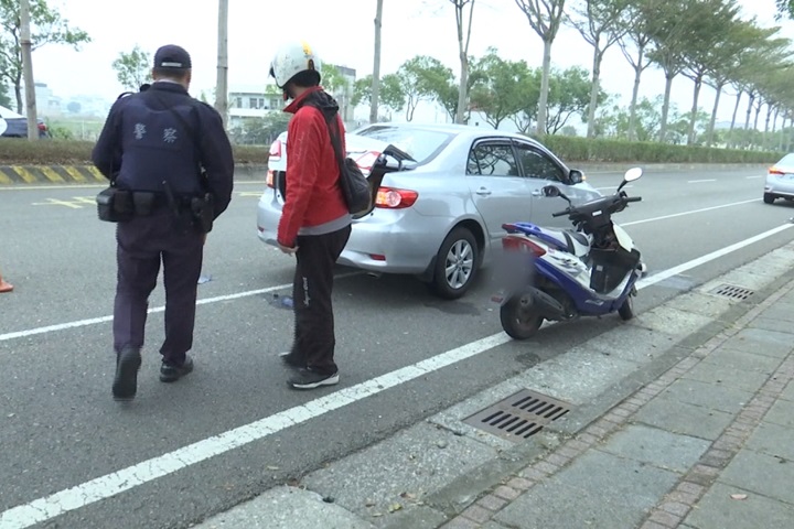 顧著看路旁死亡車禍！騎士朝肇事轎車撞上
