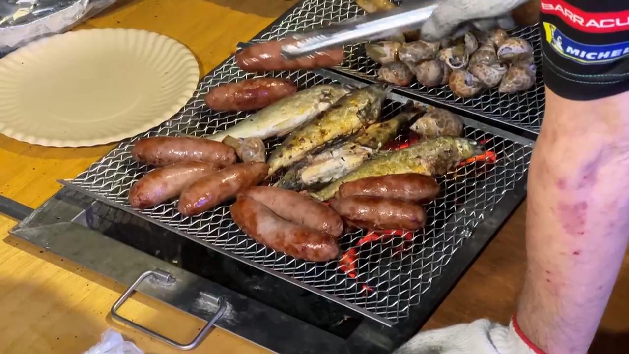 高雄誠義里封街千人烤肉趴! 上百桌烤爐開烤超壯觀