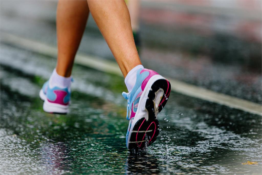 選錯防水運動鞋雨天變落湯雞？4招教妳秒變達人！