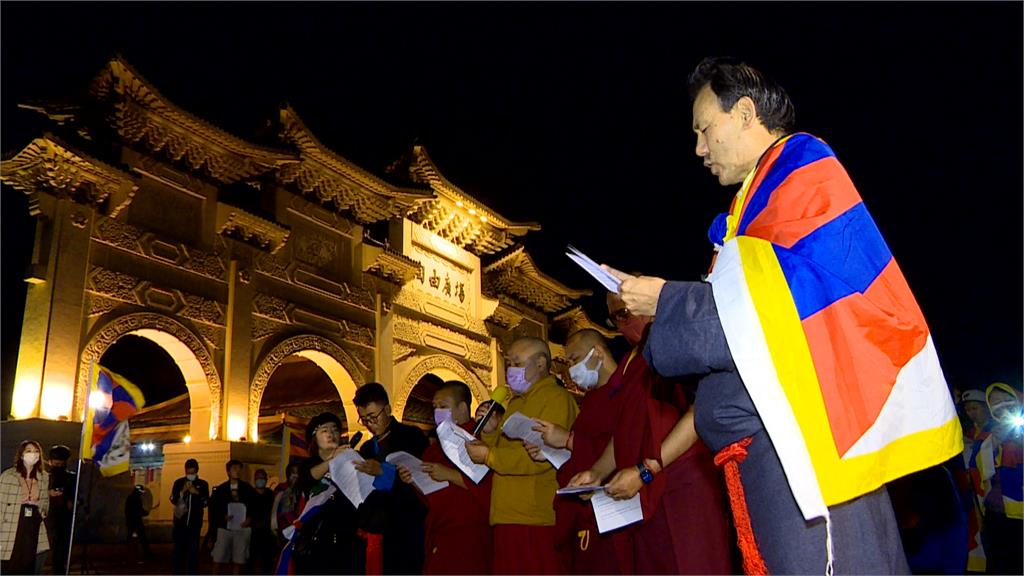 西藏抗暴日64週年　藏人齊聚自由廣場點燈祈福