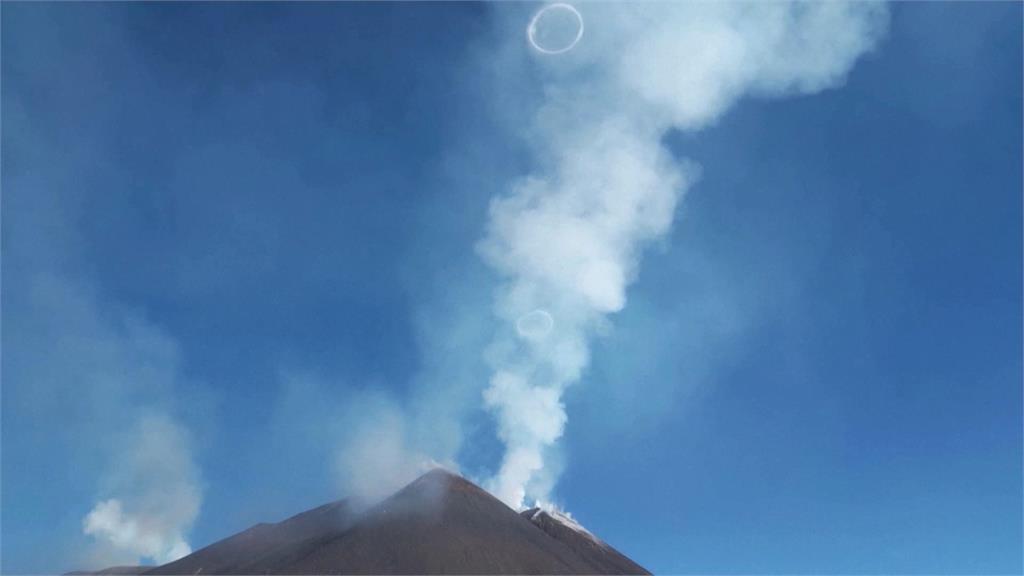 <em>義大利</em>「埃特納火山」再次噴發！　火山渦環奇景超壯觀