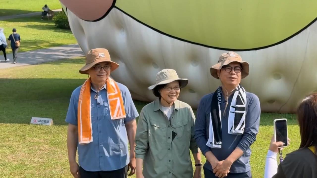 「登山界網紅」蔡英文到高雄 健行又搭小火車人氣旺