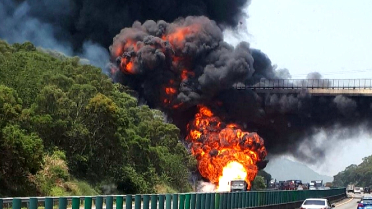 快訊／油罐車起火恐爆炸 國三大甲段雙向封閉