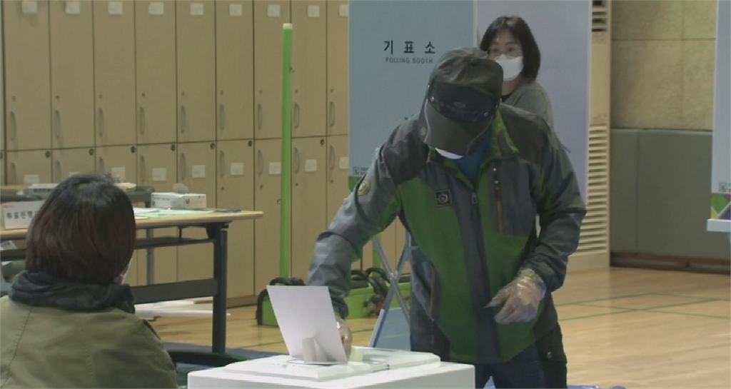 南韓今國會大選嚴格防疫 截至下午1點投票率49.7%