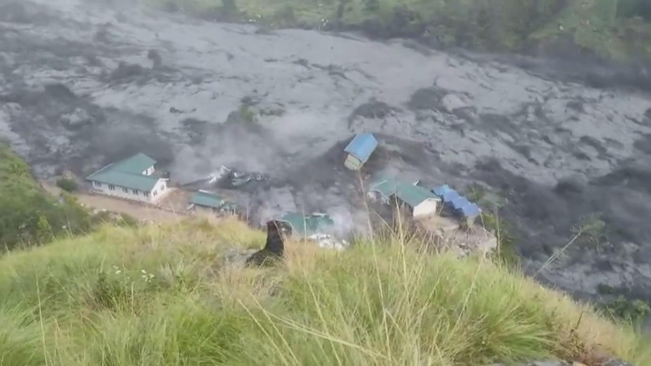尼泊爾爆發恐怖山洪！　「黑色泥流」沖毀房屋.橋梁