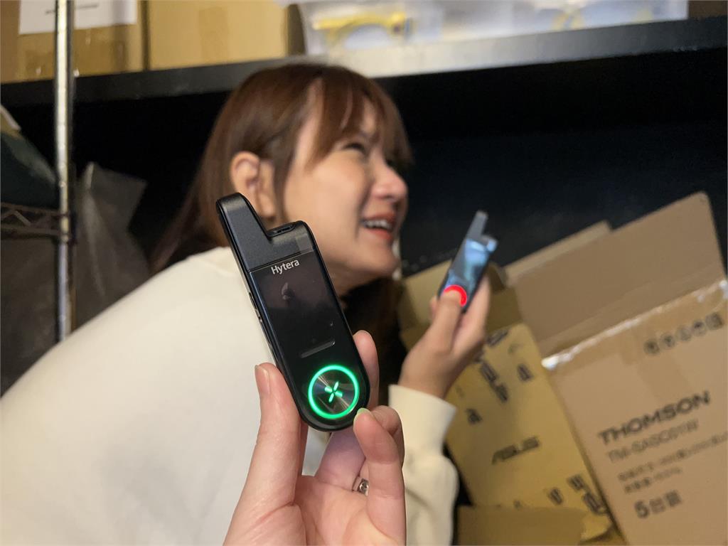 避難包除了泡麵和水    手電筒 通話設備不可少