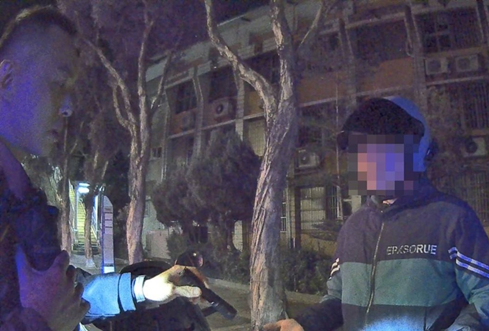 手掌夾安毒　35歲男警察面前變魔術破功涉毒駕