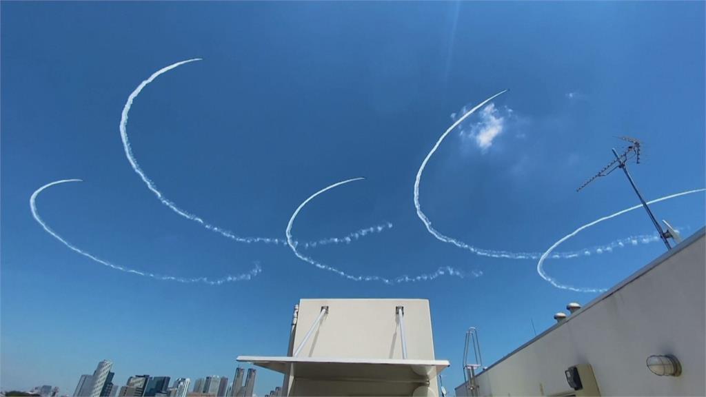 東京奧運就在明天！　「藍色衝擊波」噴出奧運五環