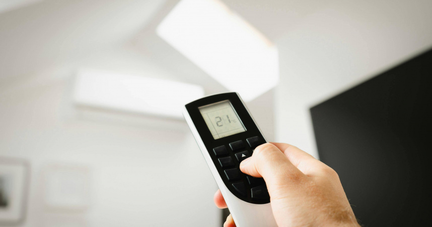 不只黏牆上！冷氣遙控器「底座藏妙招」　全場震驚：活了32年才學到