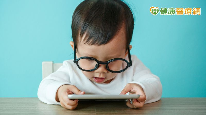 2歲童「睡前滑平板」竟釀語言遲緩&nbsp;　醫揭短影音危機：削弱專注力與睡眠品質