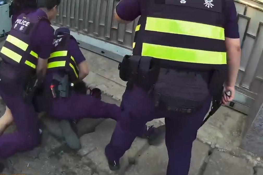 修車爆口角！男「開道具槍」恐嚇逃逸遭逮　同夥被起獲毒品
