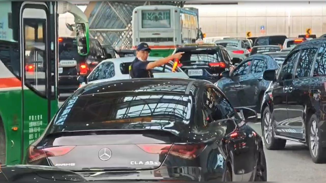 不滿違規攬客遇盤查 白牌車駕駛衝撞員警遭壓制逮捕