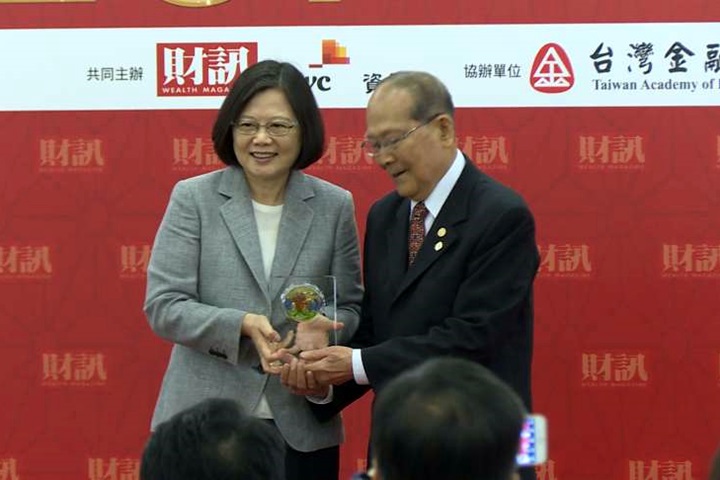 出席金融獎 蔡總統:金融業動起來 台灣動起來