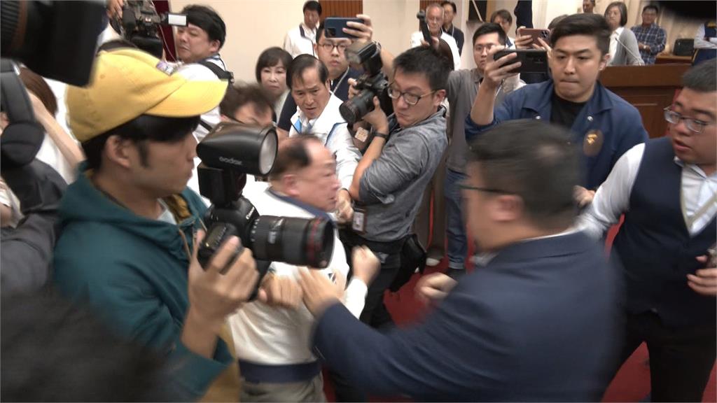 陳永康摔傷拄拐杖進議場　徐巧芯：將軍非常的奮戰