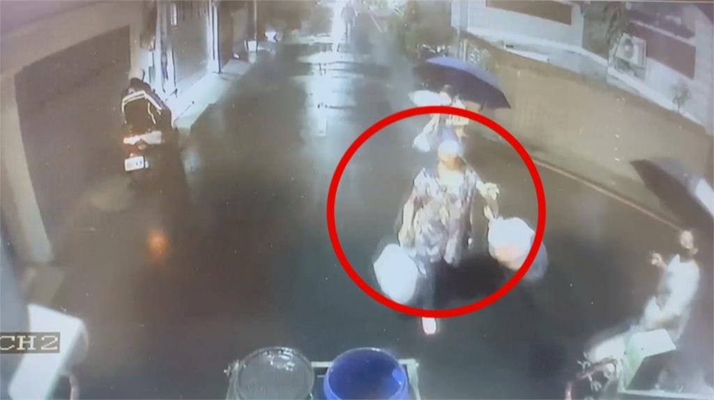 塑膠袋裝小孩書包防雨「被當垃圾丟」　媽媽一路狂追垃圾車