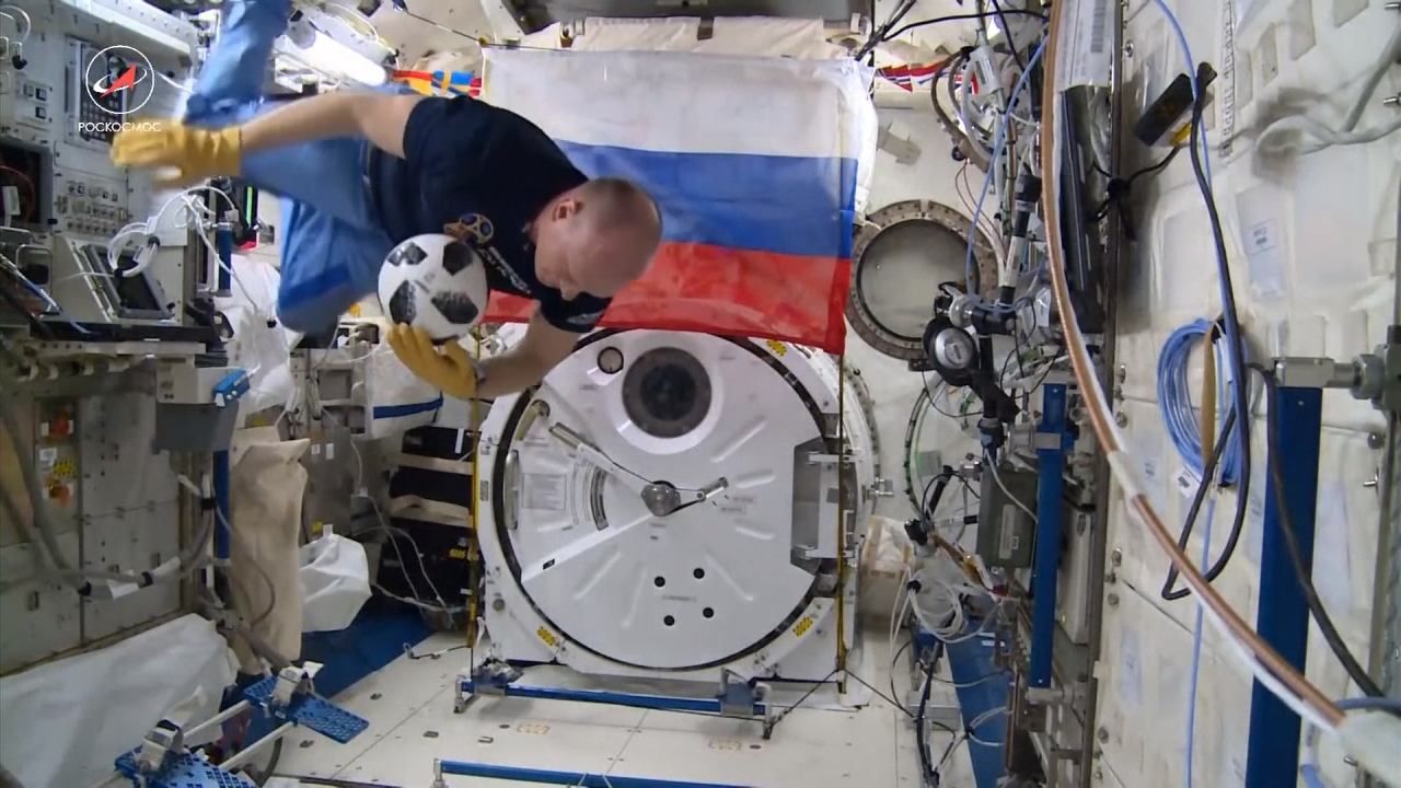  俄太空人玩足球！無重力射門宣傳2018世足賽