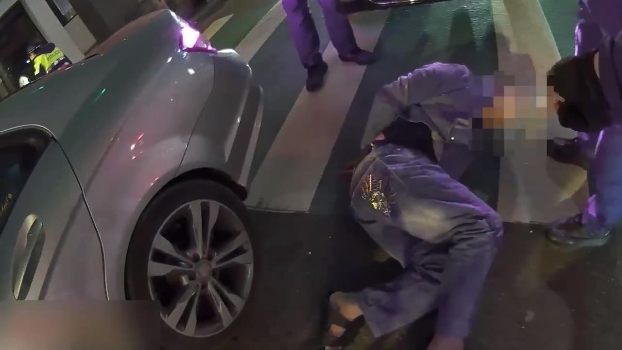 栽了！桃園駕駛闖黃燈又拒檢　警破窗制伏查獲大量毒品送辦