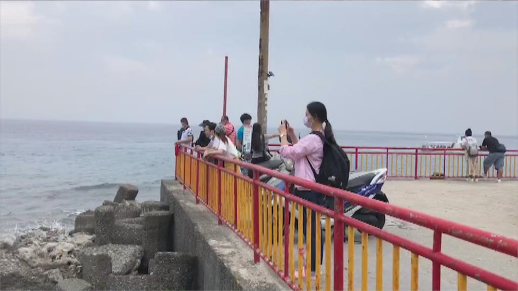 連假最後一天！　「圓規」風雨攪局　小琉球遊客提前搭船離島
