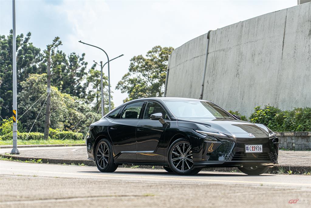 迭代規格夠誠意嗎？Lexus 第八代 ES 550e 試駕！