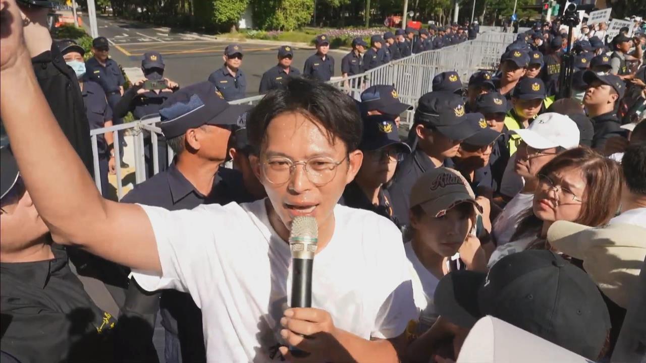 快新聞/黃國昌率小草對峙警方 她怒嗆:明知違法還硬幹