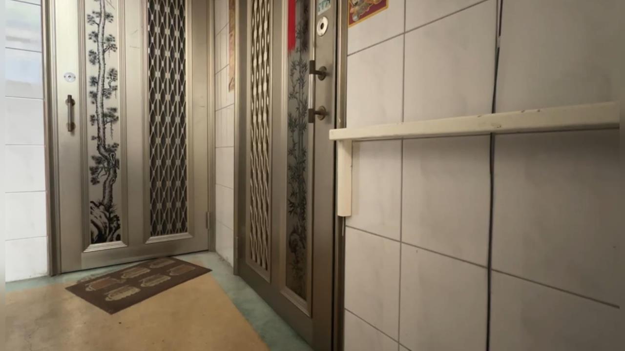 快新聞／基隆公寓驚傳兇殺！男子身中多刀「現場血跡斑斑」　警鎖定犯嫌追緝中