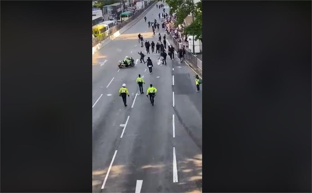 影／港民「三罷」示威！港警騎警車蓄意衝向民眾