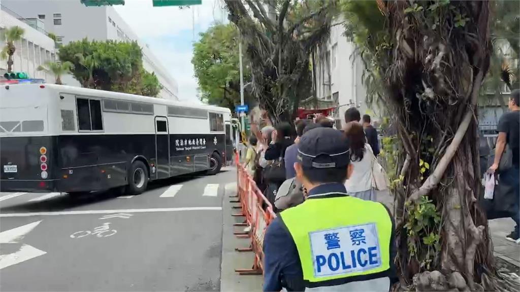 快新聞／小草又來了！柯文哲涉京華城案被提訊　見囚車狂喊加油
