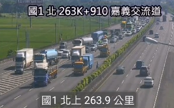 快新聞／中山高南下嘉義段5車連環撞 1男1女受傷送醫治療中