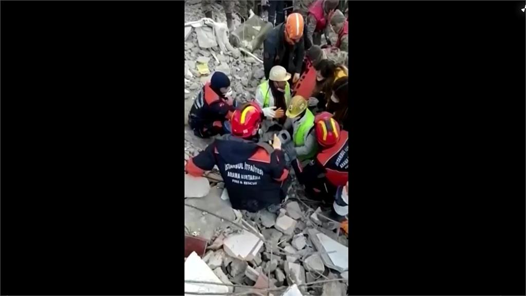 困瓦礫堆下超過220小時 土耳其強震多人奇蹟獲救