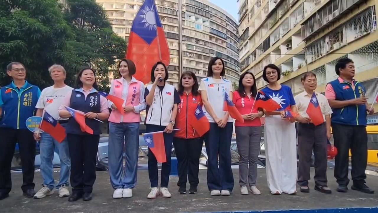 國民黨高市黨部升旗 柯志恩誓言入主市府國旗遍佈每處角落