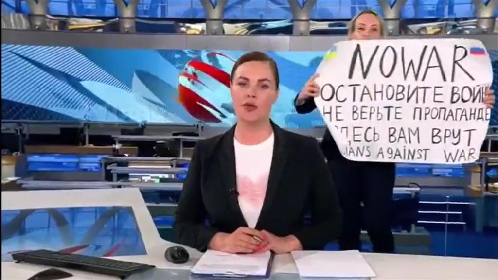 快新聞／影片曝！俄國營電視台直播現場　員工持反戰標語抗議