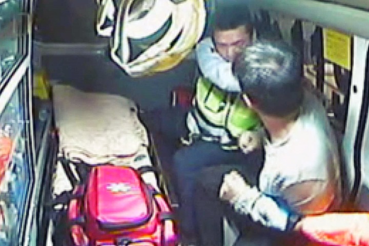 醉男大亂救護車！連續肘擊 員警眼睛挫傷