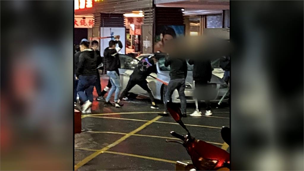 債務談判 男子遭惡煞當街砸車砍人
