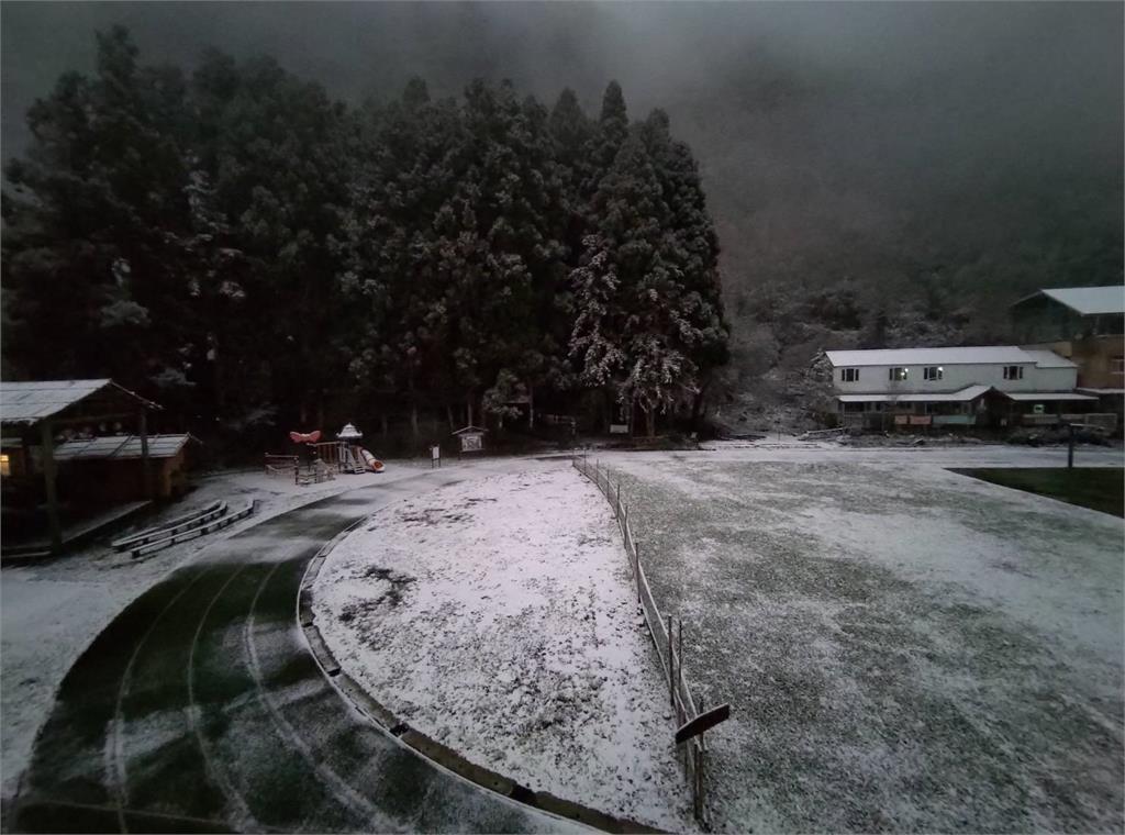 快新聞／寒流襲台山區道路積雪結冰  4路段「限掛雪鏈通行」