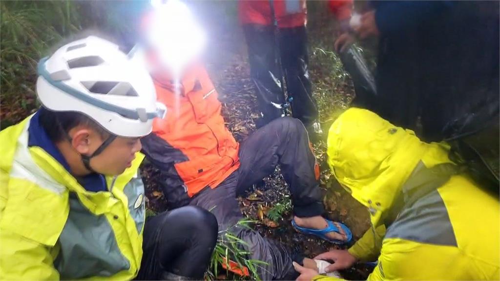 登山客腳踝嚴重扭傷難以下山　搜救隊耗時6小時冒雨揹下山