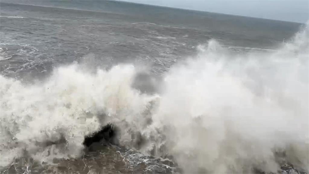 楊柳掃蘭嶼！15級陣風+8米巨浪　民眾狂收「國家警報」