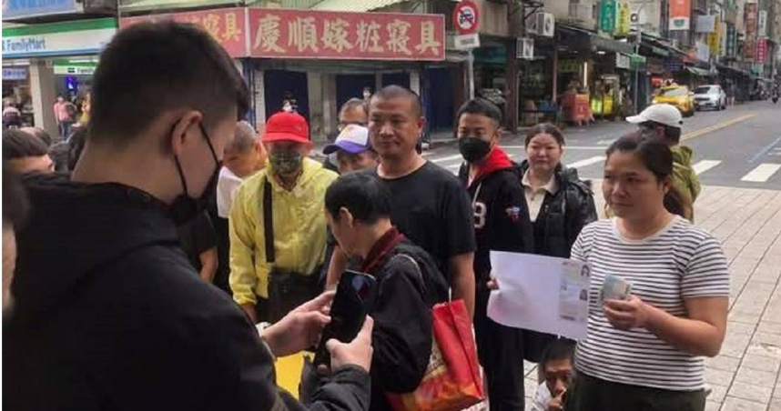 千元換個資1／龍山寺前鬼扯老闆中彩券　擺攤收證件發現金辯沾喜氣