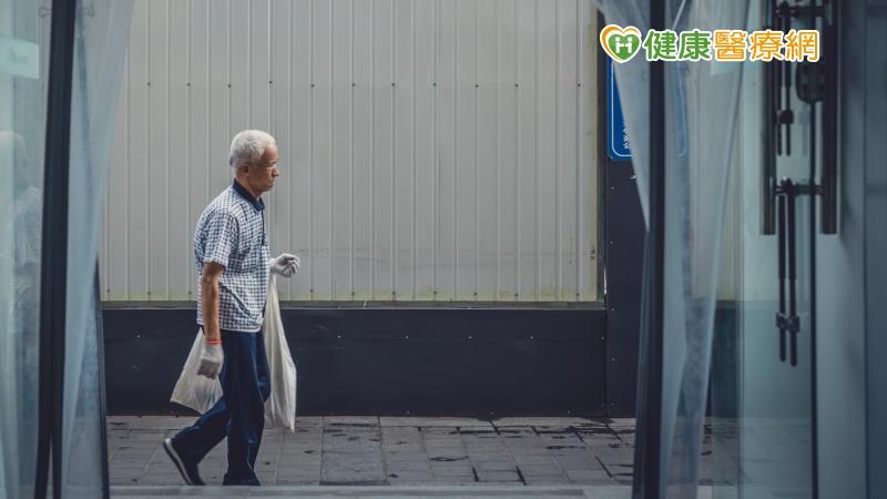 走路變慢恐是失智症！簡單1習慣增2%「腦記憶體」