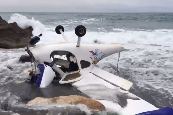 輕航機迫降「石雨傘海岸」 機身斷裂2人輕傷