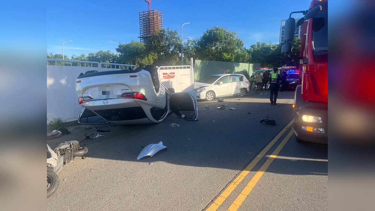 快新聞／台中驚悚3車連撞！轎車翻覆、騎士遭壓車底命危
