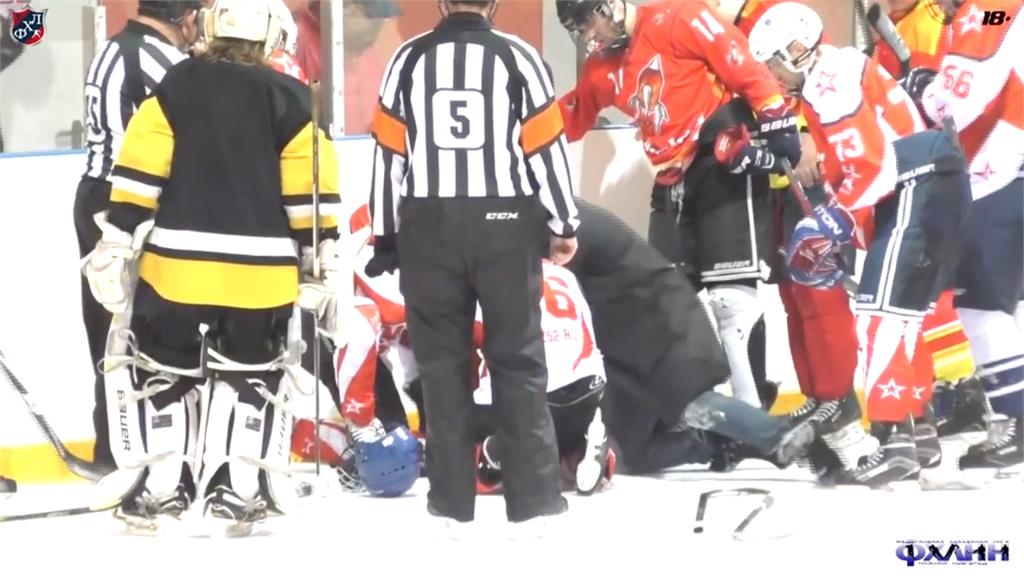 俄羅斯冰球賽球員撞牆昏迷 教練CPR救回一命