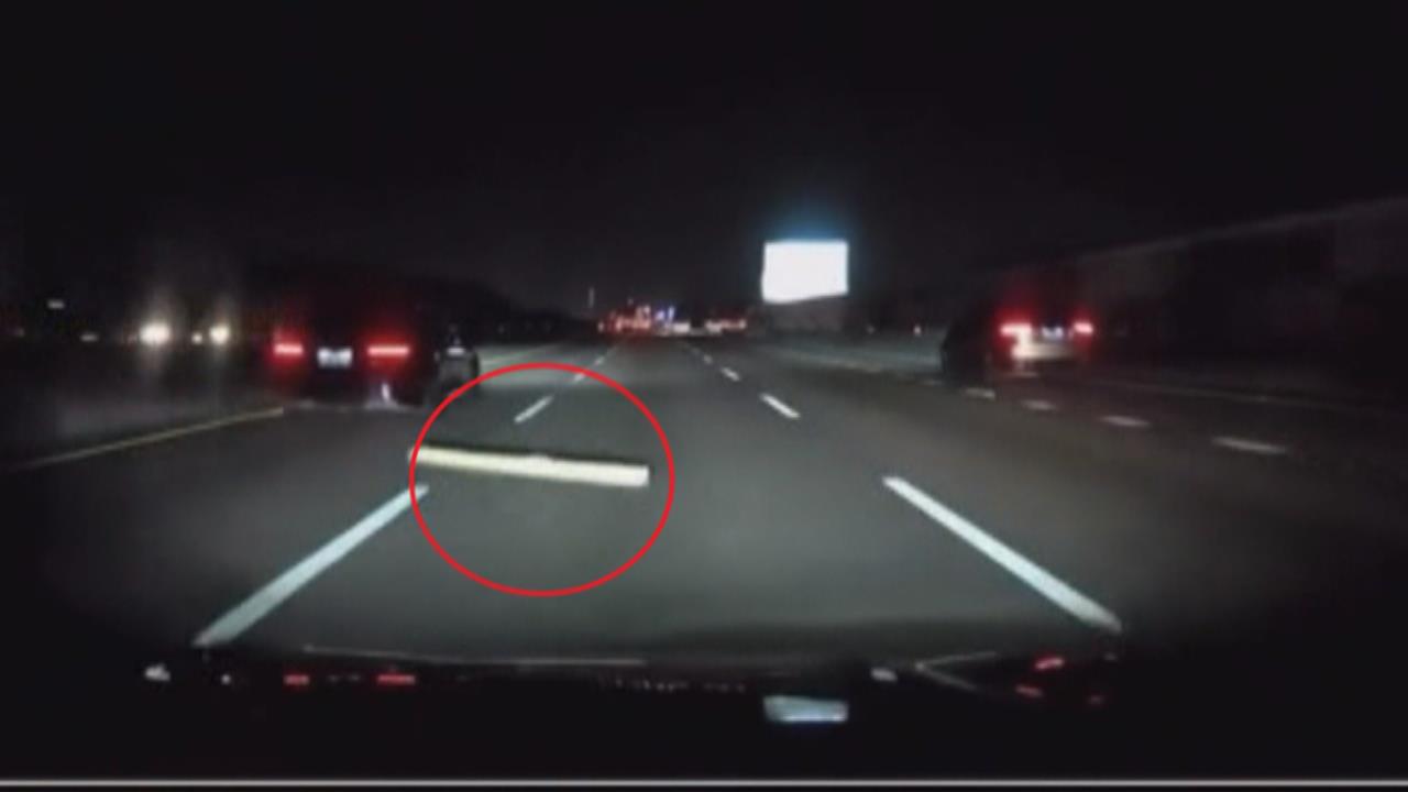 國道突現「神秘長木棍」! 車輛輾過爆胎8車待援