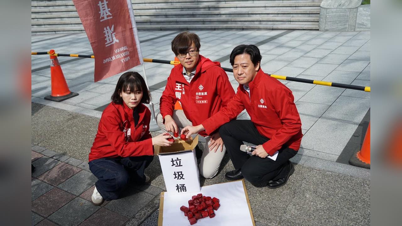 快新聞／林宸佑案延燒！台灣基進踢館《中天》　大演丟紅煤炭行動劇