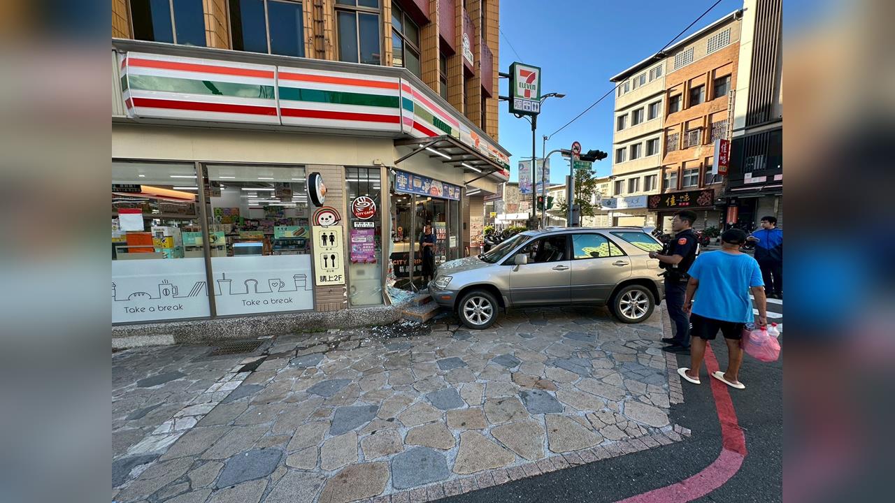 疑停車不慎！宜蘭轎車突撞進超商　玻璃門全碎、幸無人傷亡